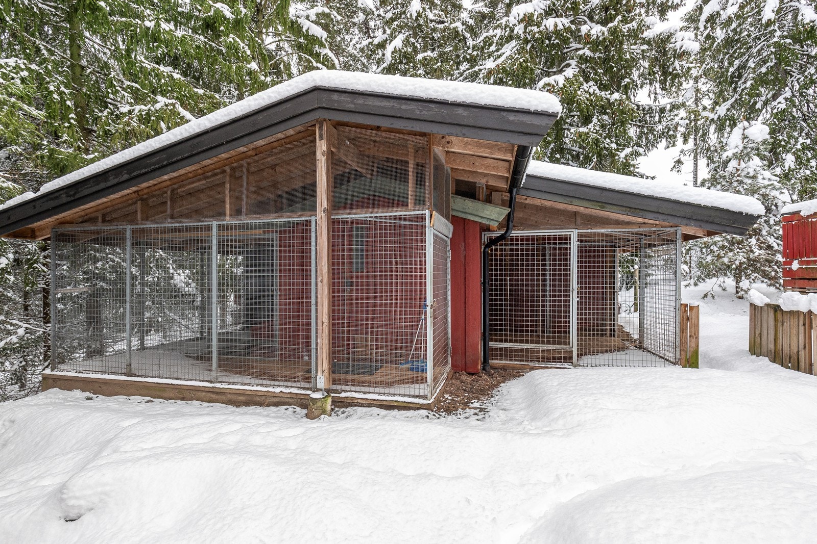 På tomten er det oppført en solid hundegård med tilhørende hus Galleribilde