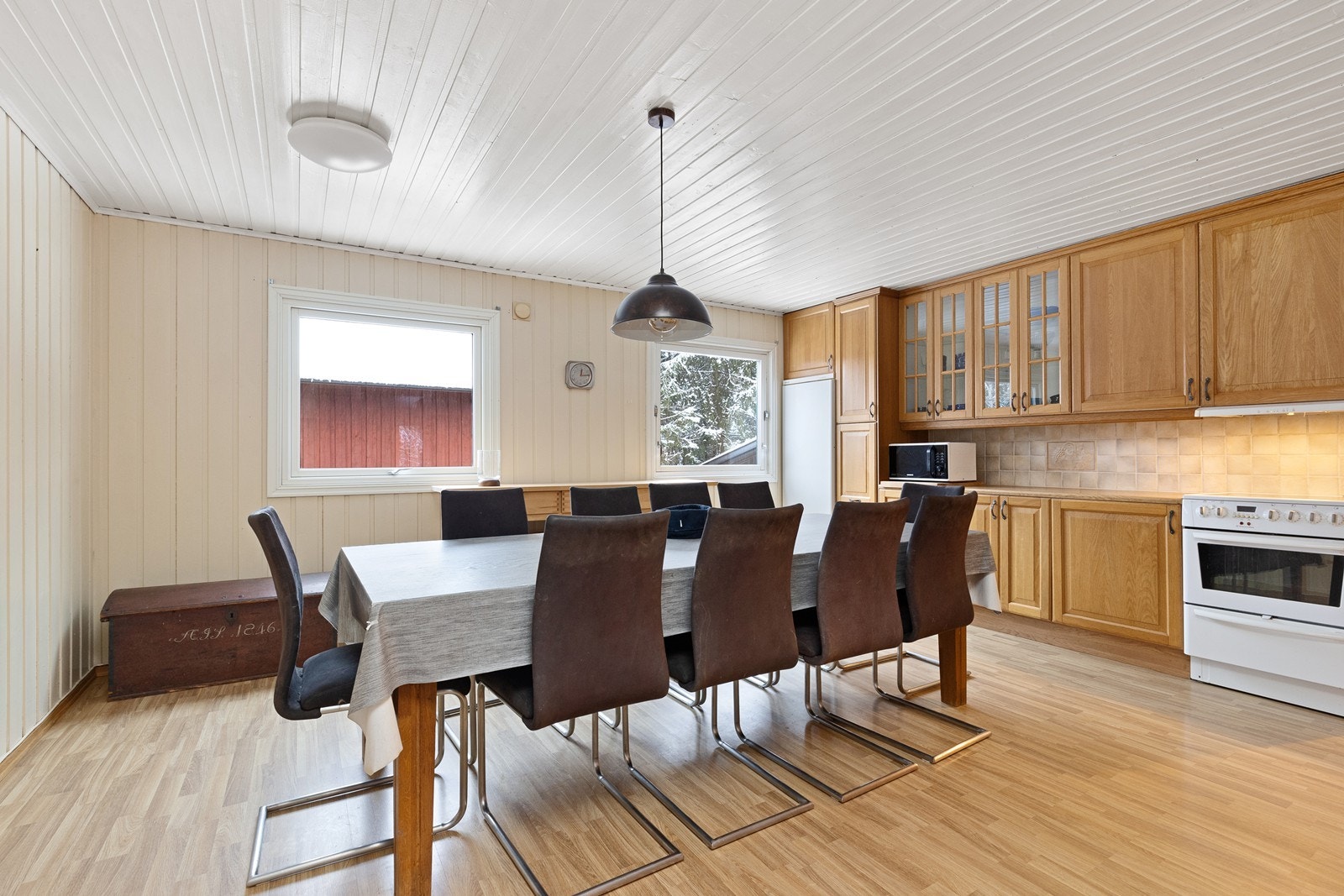 Stort og sosialt kjøkken med god plass til langbord for hele familien Galleribilde