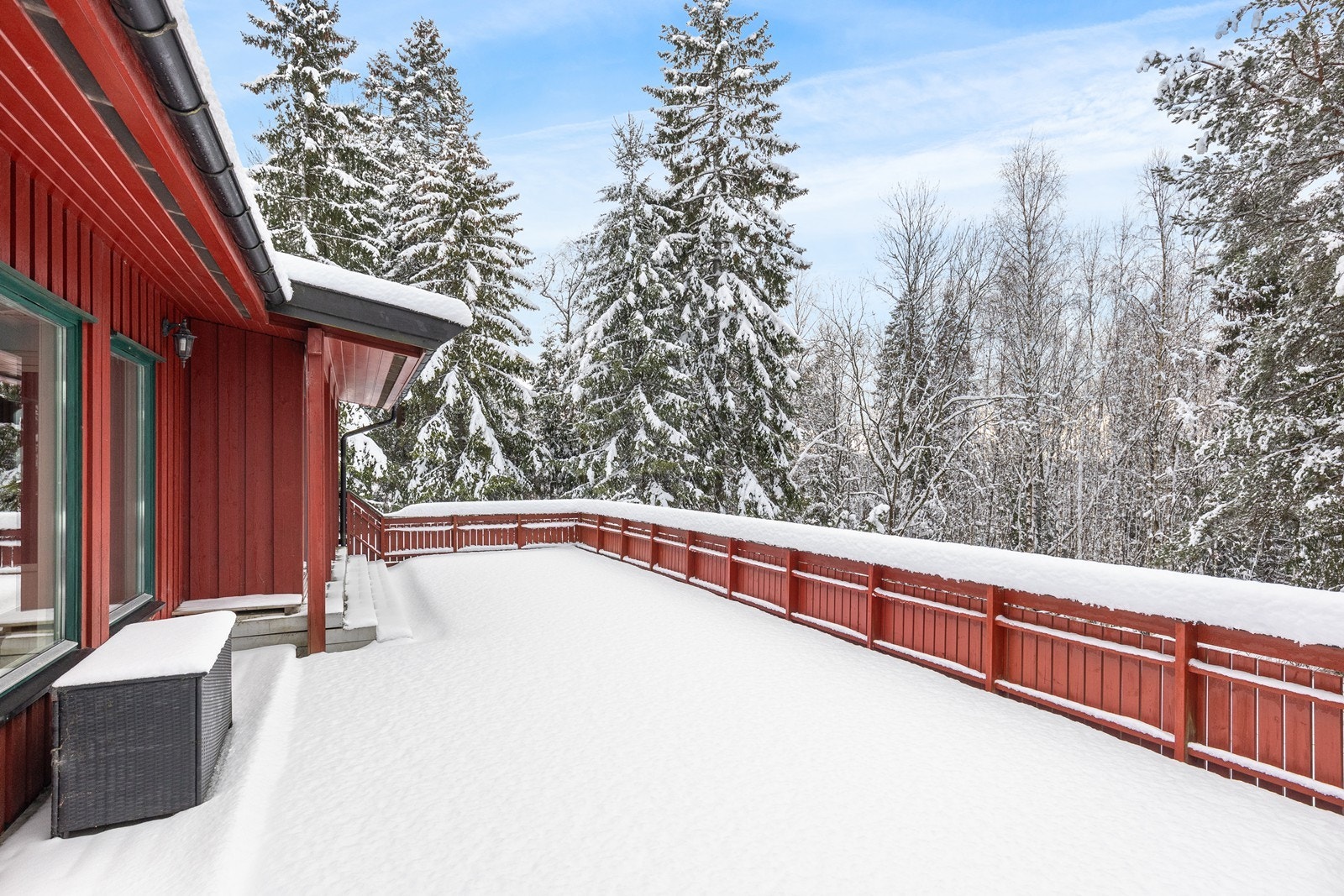 Den store terrassen strekker seg rundt store deler av boligen og har god plass til flere sittegrupper Galleribilde
