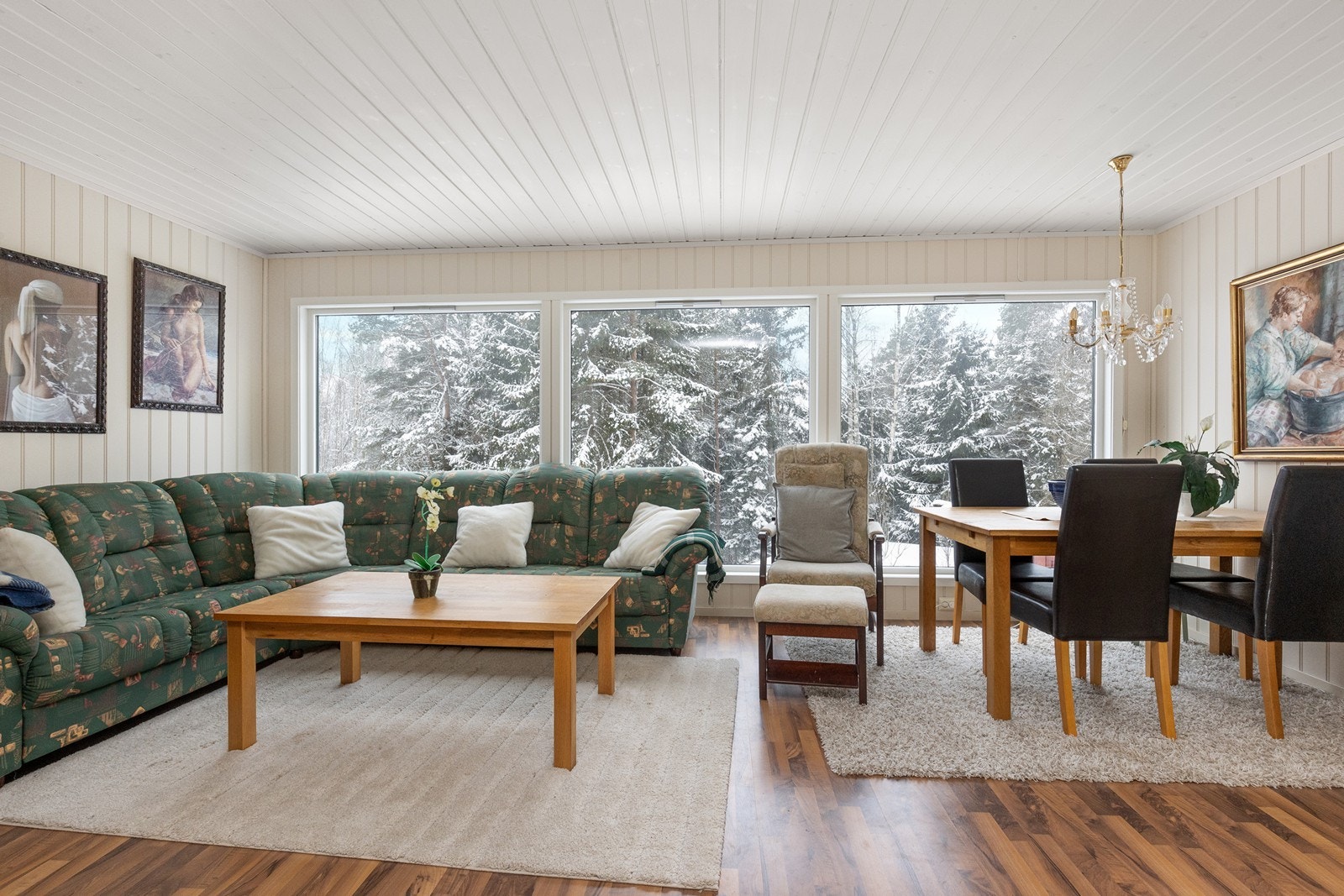 Leiligheten over garasjen her en lys spisestue med store vinduer Galleribilde