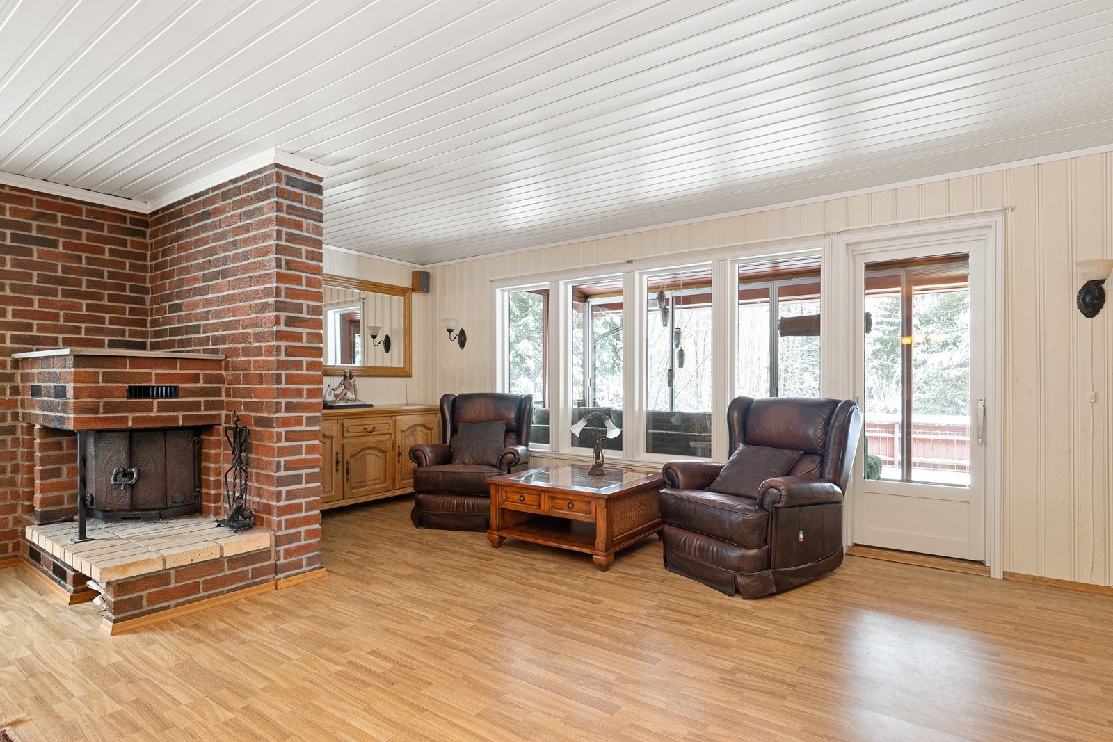 Den sentralt plasserte teglsteinspeisen gir varme og atmosfære Galleribilde