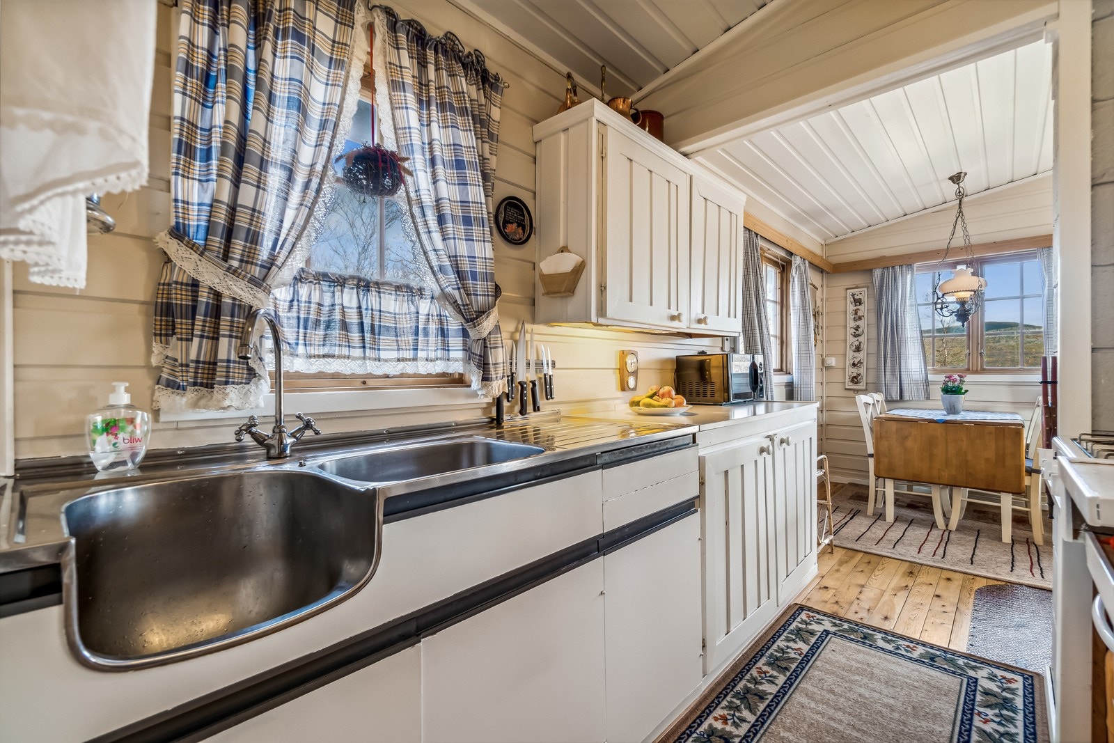 Kjøkkenet er todelt og fremstår med en tidløs innredning. Galleribilde