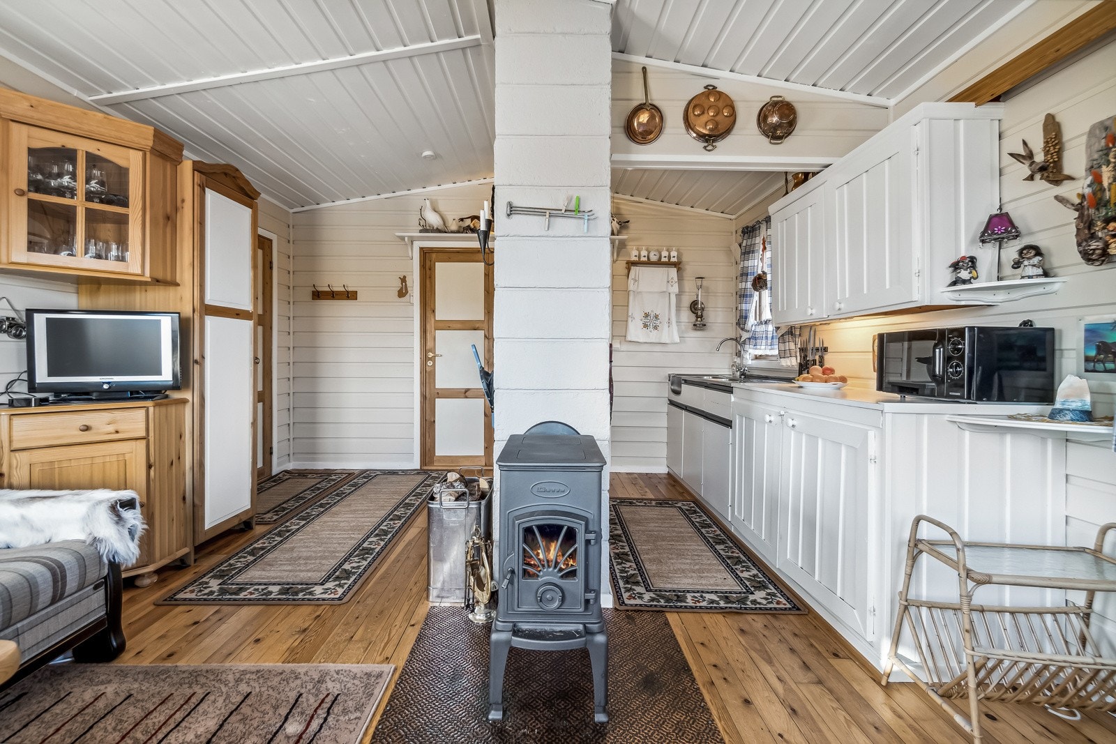 En vedovn midt i rommet gir ekstra varme og kos i vinterhalvåret. Galleribilde