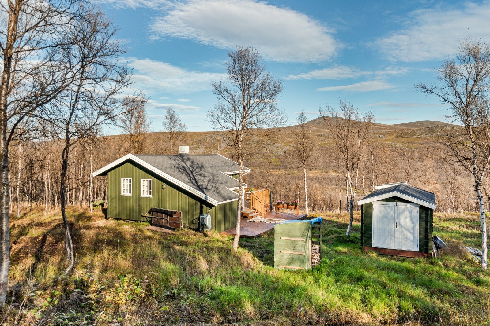 Området rundt er et eldorado for den friluftsglade med flere vann i nærheten for isfiske, laksedrivende elv og veldig gode jakt- og turmuligheter. Galleribilde