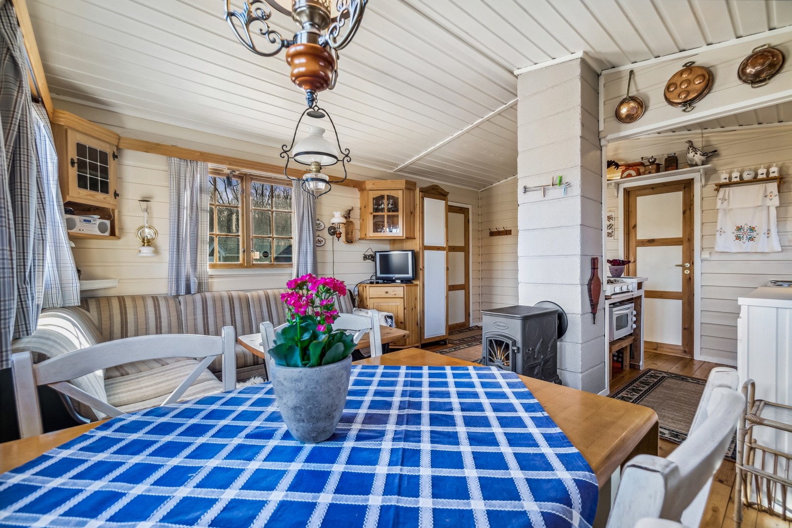 Det er innlagt strøm, slik at du har alle fasiliteter med varme, tv og matlaging. Galleribilde