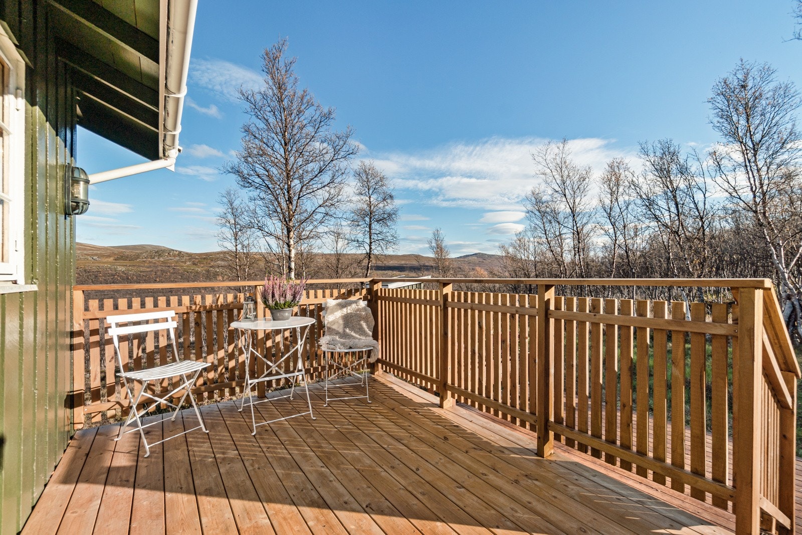 Utenfor inngangspartiet er det bygget ny veranda i 2021, i tillegg til at en liten trapp fører deg ned til en markterrasse. Galleribilde