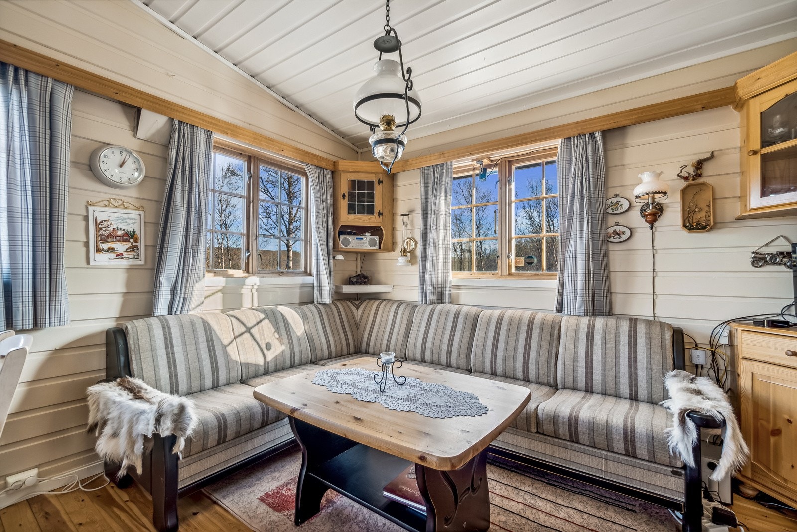 Stuen er møblert med sofahjørne og spisestue. Galleribilde