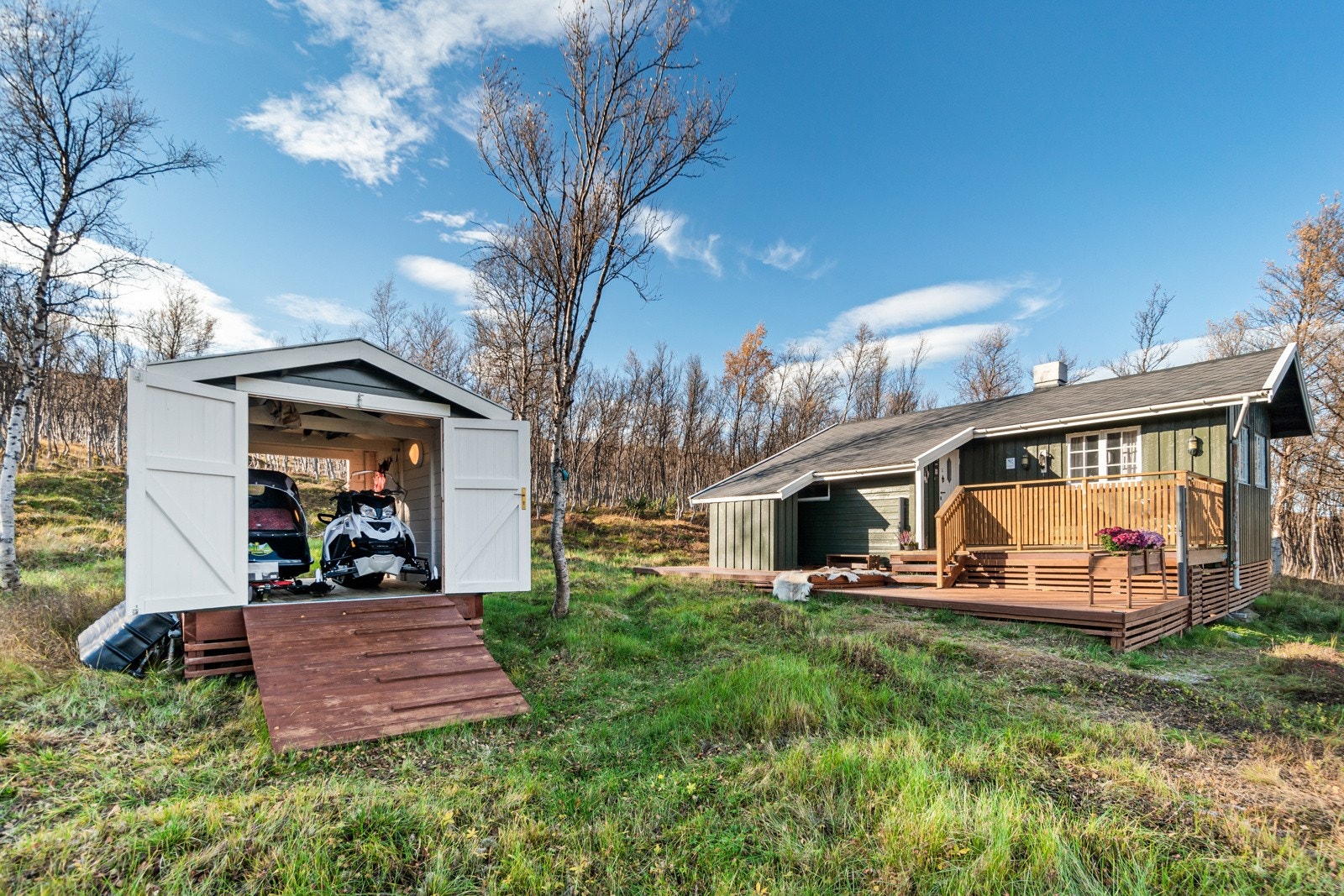 Scootergarasjen ble bygget i 2009. Den har åpning på begge sider slik at du enkelt kan gjøre gjennom. Galleribilde