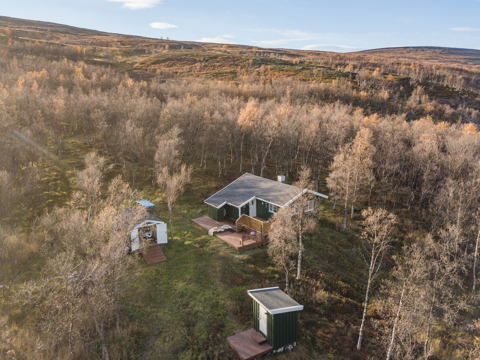 På eiendommen har du selve hytten, scooteragarasje og utedo/bod. Hytten har hatt regelmessig vedlikehold og ble sist beiset i 2020. Galleribilde