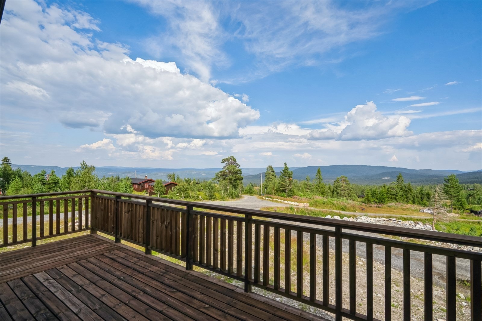 Utsikt fra balkong i 2.etasje. Galleribilde