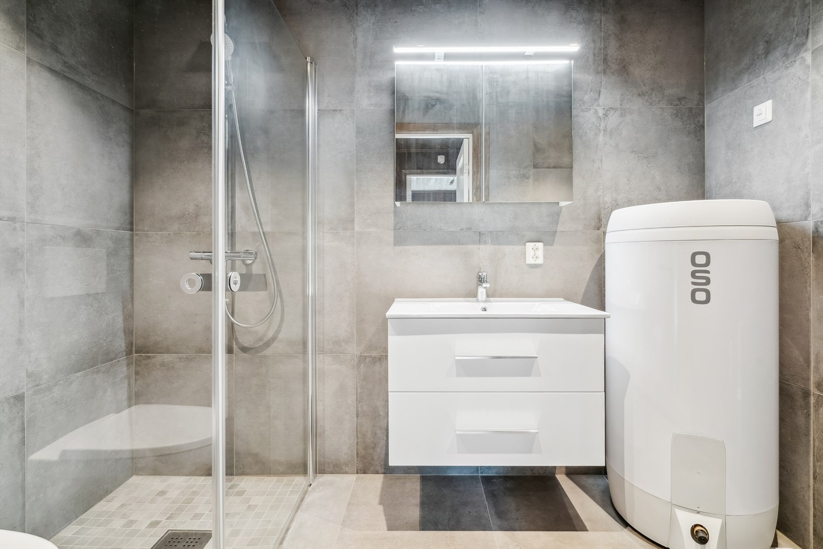 Det er belysning over speilskap. Galleribilde