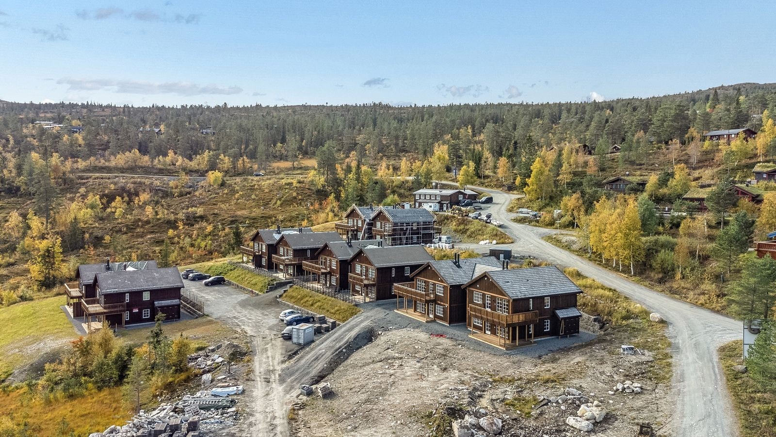 Rett utenfor døra starter turstien over til Fagerfjell (topp med både sykkel og på bena). Galleribilde