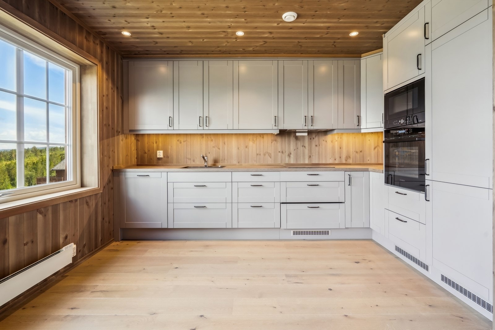 Her er det integrerte hvitevarer som komfyr, platetopp, mikro, oppvaskmaskin og kombiskap. Galleribilde