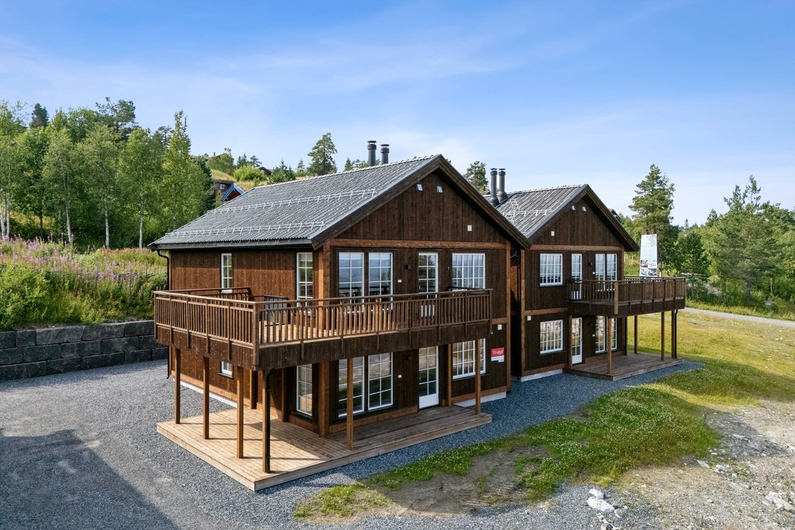 Det medfølger 2 parkeringsplasser til hver seksjon. En parkeringsplass utenfor/nedenfor leiligheten, samt en parkeringsplass langs Væråsesetervegen. Galleribilde