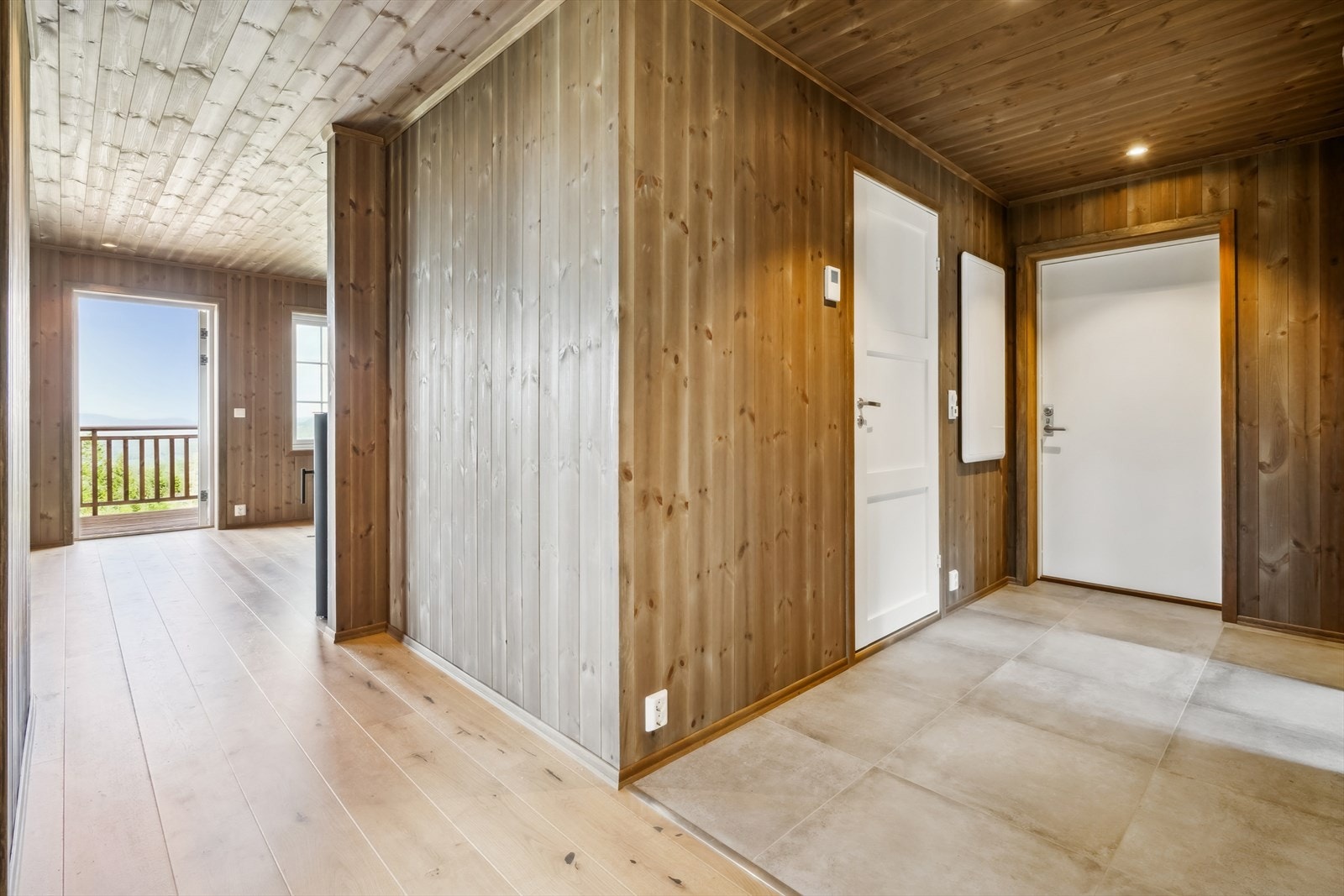 Romslig entré med gulvvarme. Galleribilde