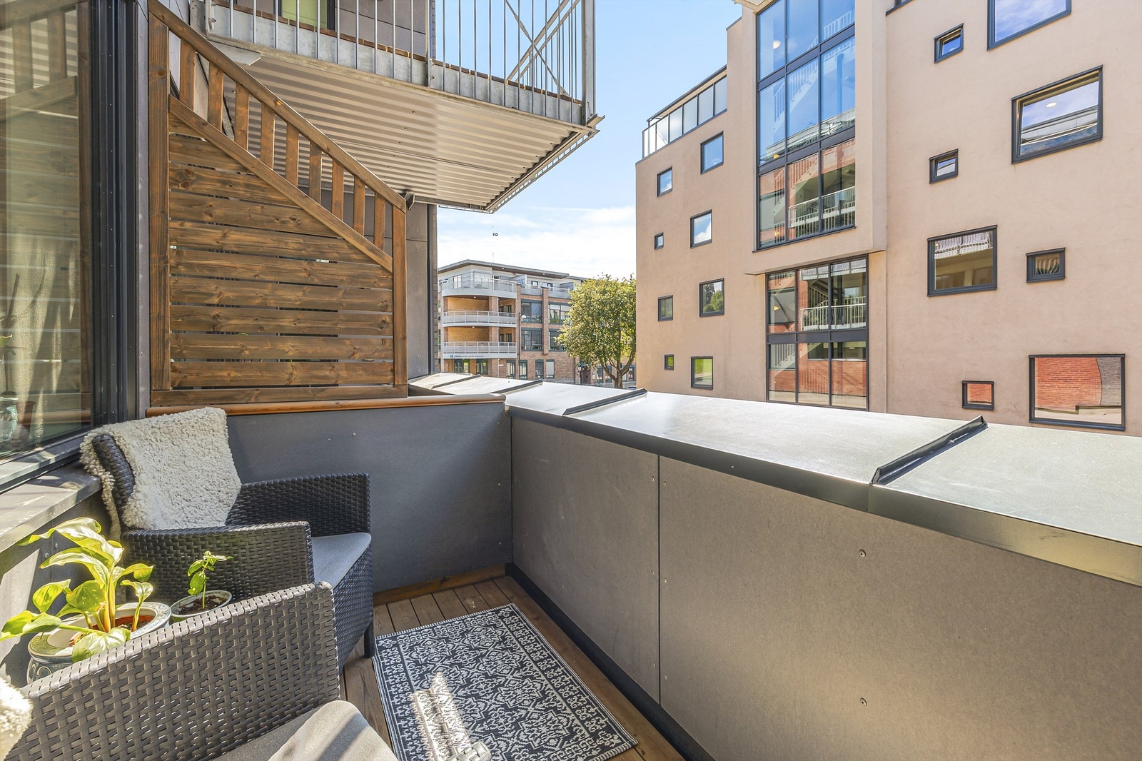 Balkong med levegg, utvendig belysning og strømuttak Galleribilde