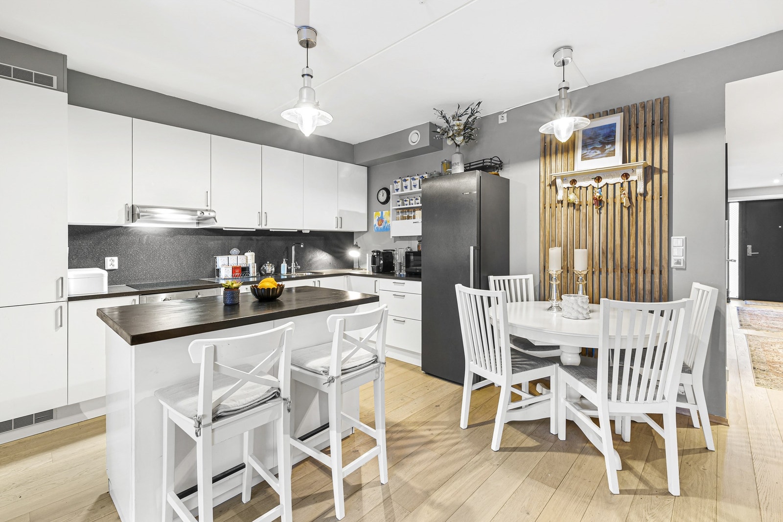 Pen Sigdal kjøkkeninnredning med delvis integrerte hvitevarer Galleribilde