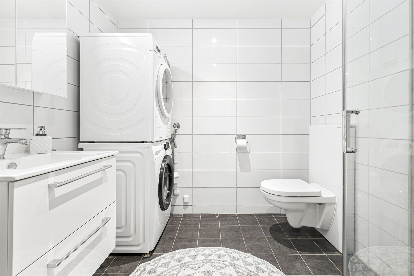 Flislagt bad med downlights i tak og varmekabler i gulv Galleribilde