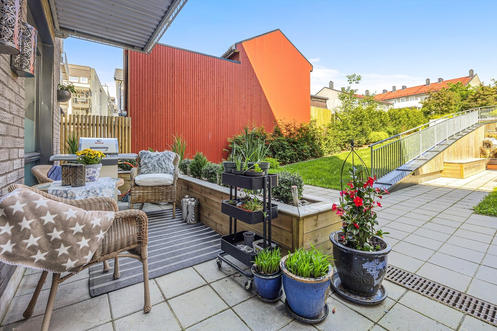 Eget utvendig inngangsparti i 1. etasje med disponibel uteplass. Foto: Stine Prøitz Jørgensen Galleribilde