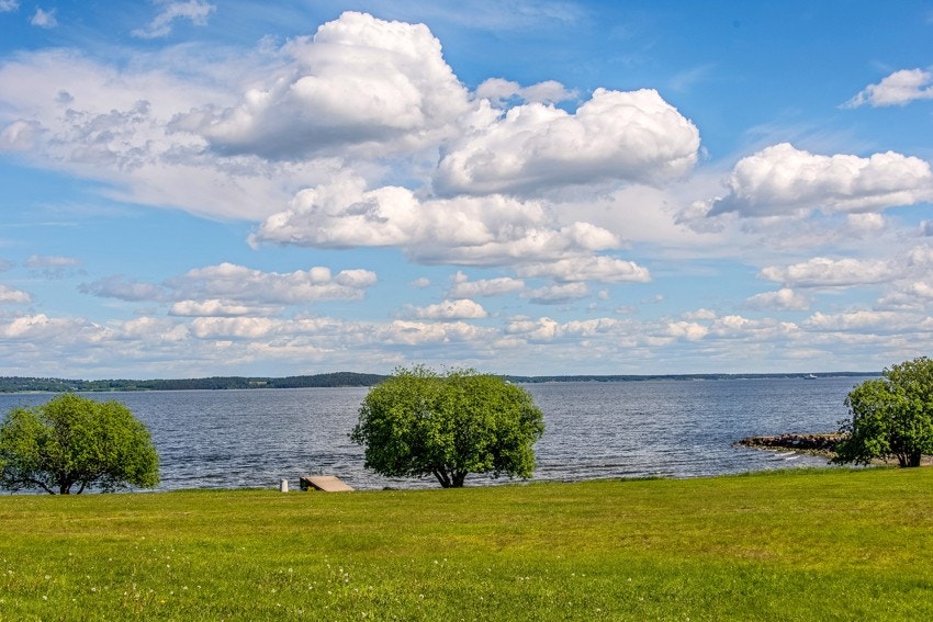 Fra strandpromenaden kan man fortsette over vakre Hortens kanalen til Vollane badestrand Galleribilde