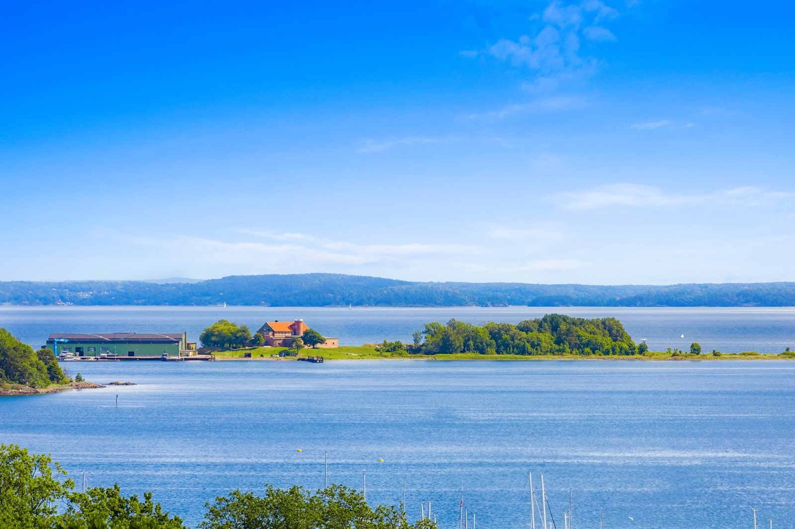 Vid og praktfull utsikt både innover fjorden Galleribilde