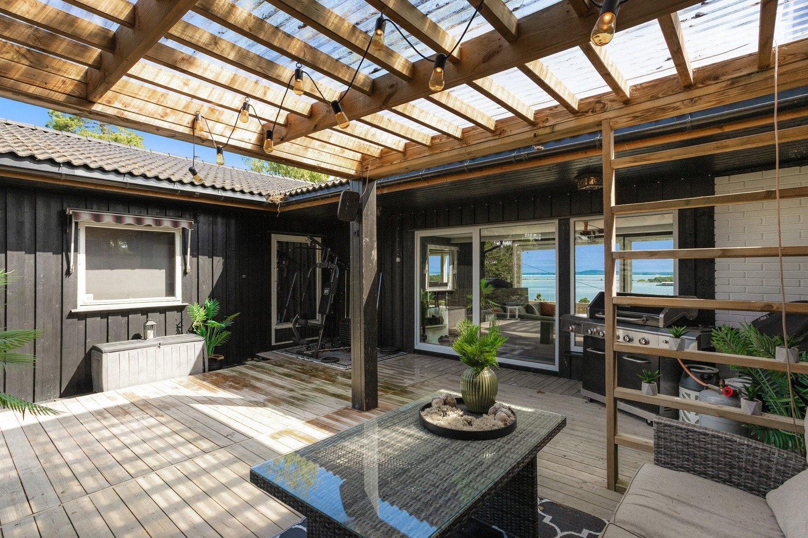 På andre siden av huset er det en lun, stor og meget usjenert terrasse med Pergola Galleribilde