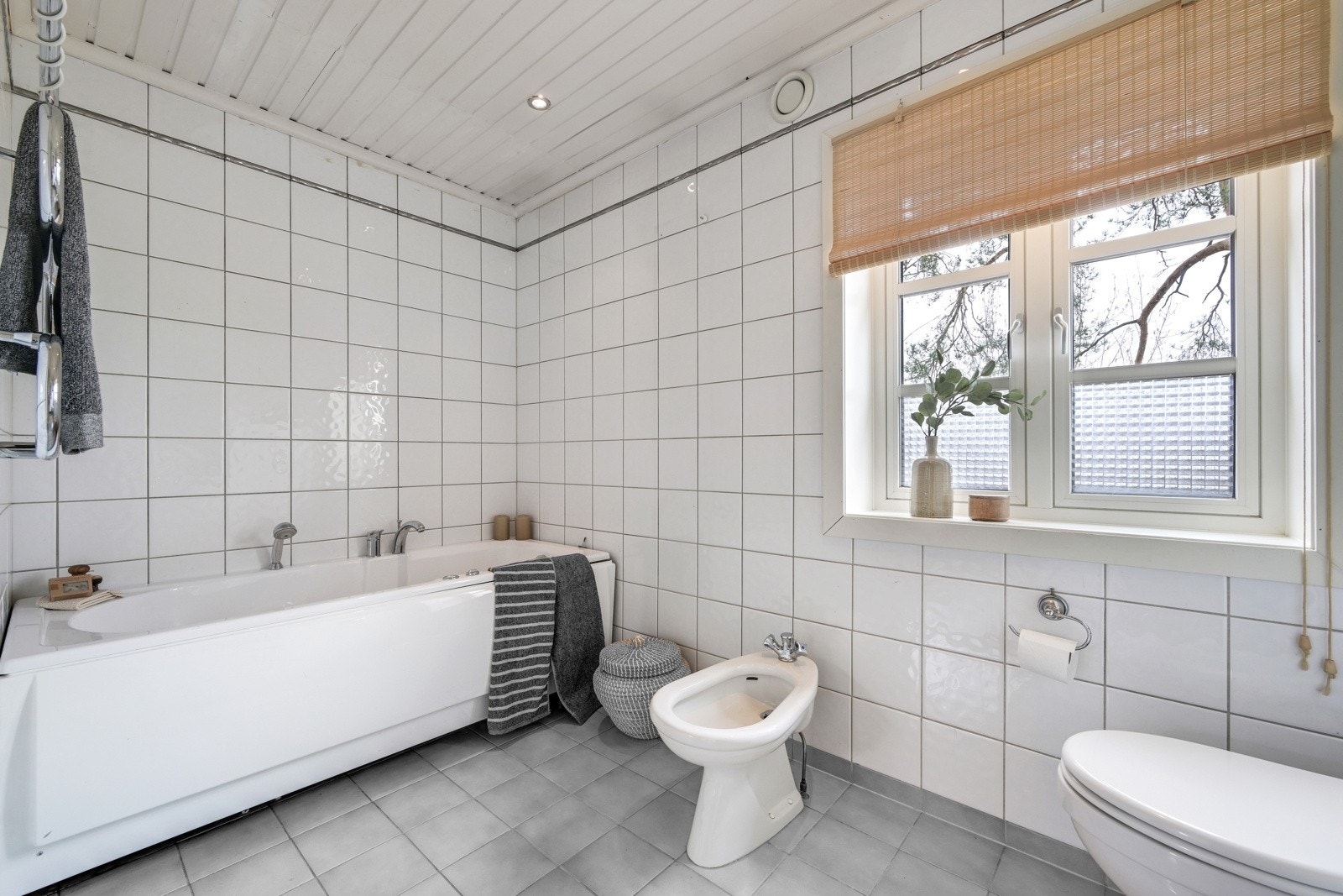 Dette badet har både dusjnisje og badekar så både små og store vil trives på badet... Galleribilde