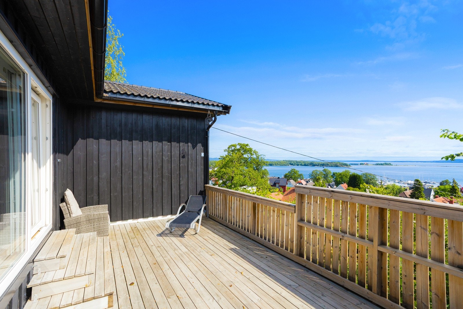 Terrasse mot fjorden med morgensol og kort vei til kaffetraktern og morgenkaffen Galleribilde