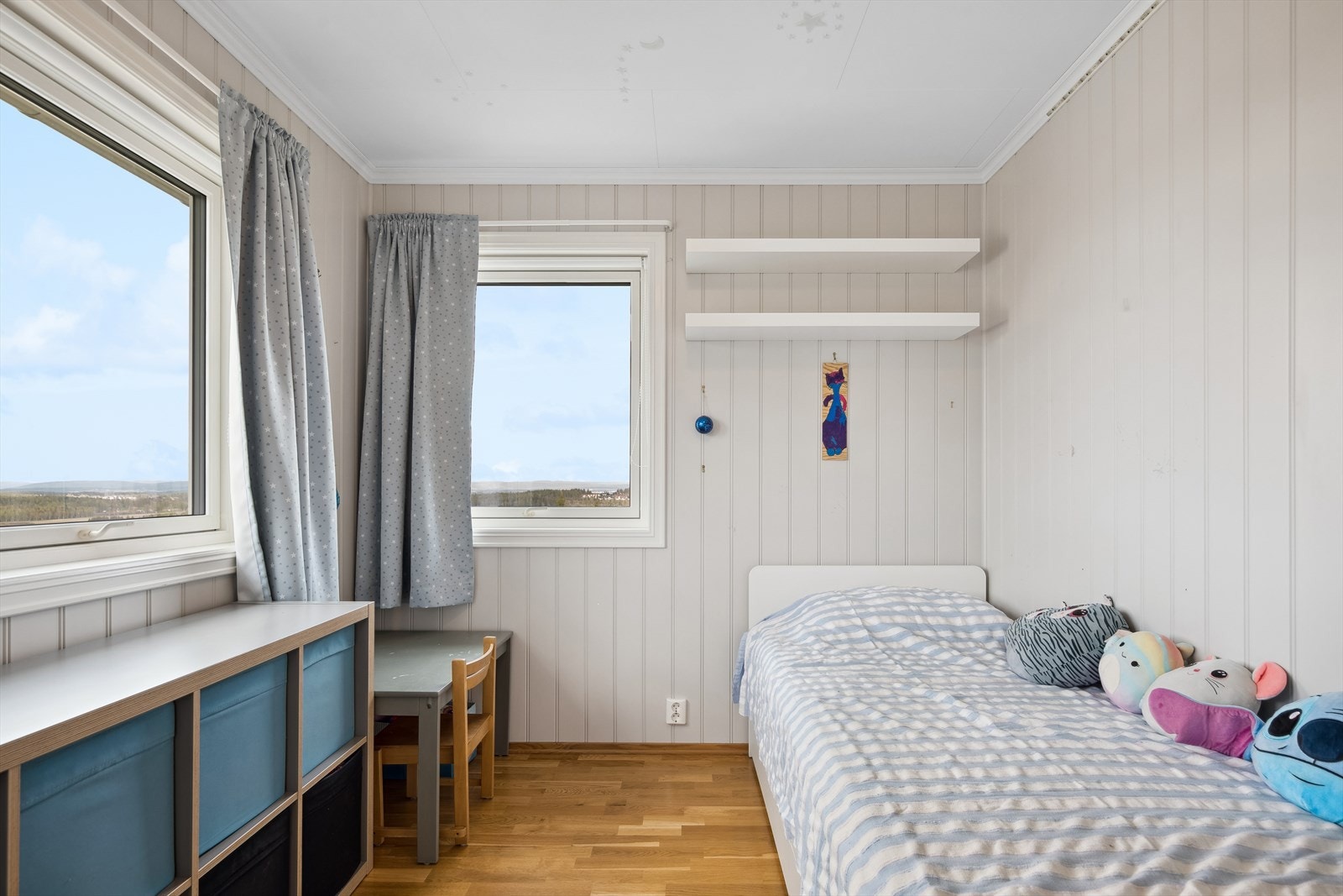 Soverom 2 er lyst og innbydende. Mye lys fra vinduene gir flott lys for studenten Galleribilde