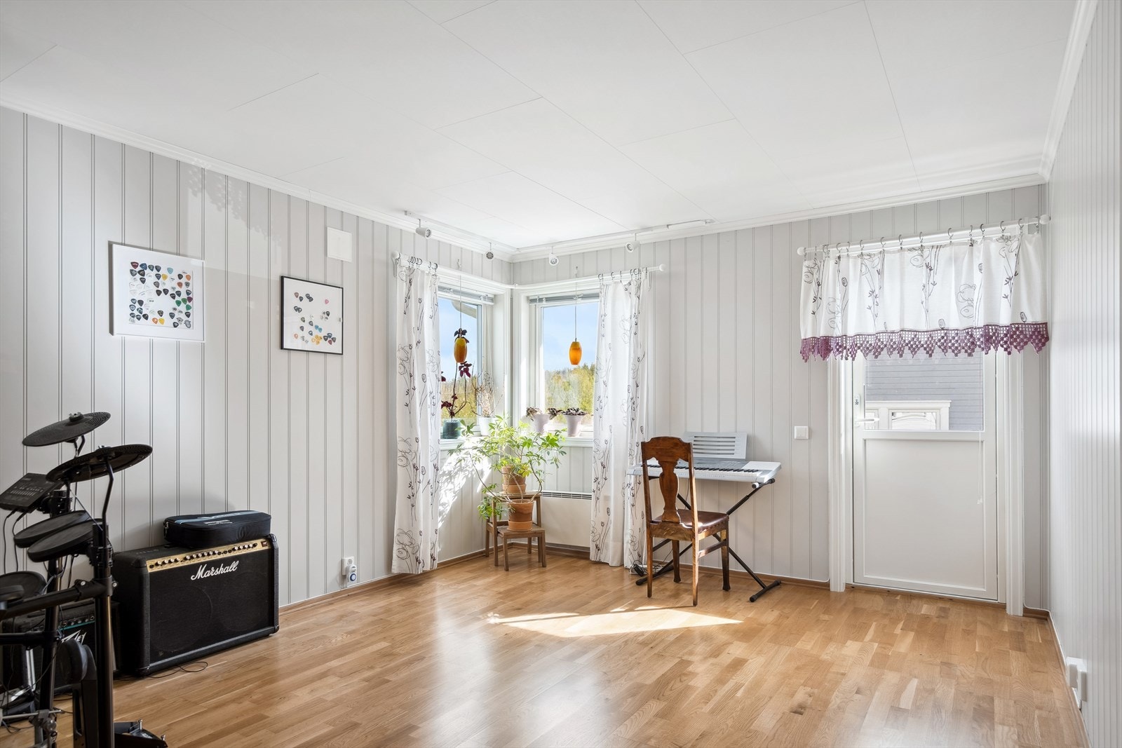 Boligen har egen loftstue med peisovn. En ekstra stue gir litt ekstra spillrom og privatliv for barnefamilier. Her er det hyggelig å invitere med seg vennegjengen hjem. Galleribilde