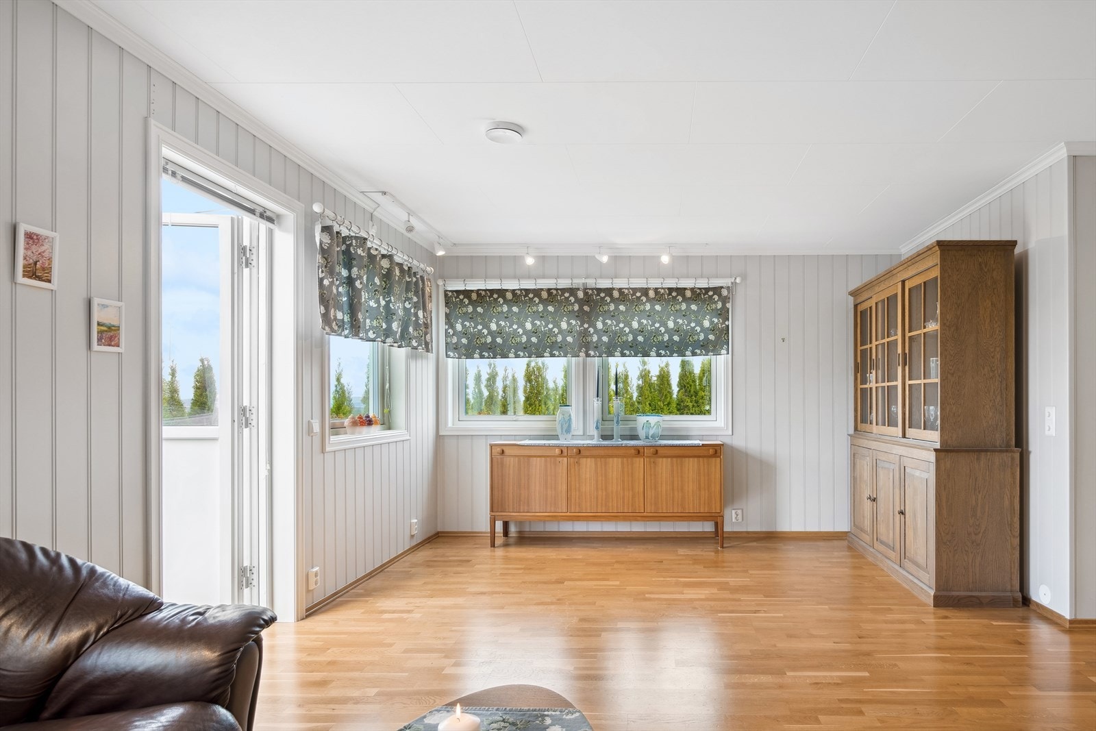 Lys og innbydende stue med store vinduer og utgang til terrasse, perfekt for familiekos og sosiale sammenkomster. Galleribilde