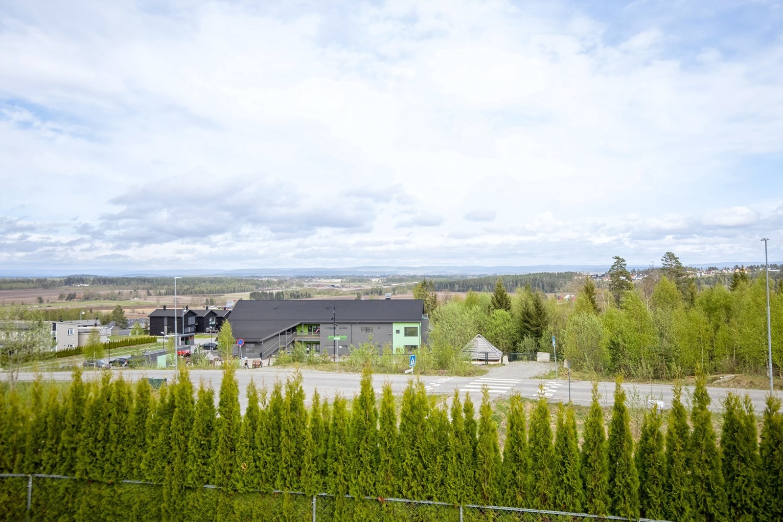 Boligen befinner seg i en blindveg på populære og barnevennlige Neskollen. Det er kort avstand til barnehage, barneskole og dagligvarebutikk. Her er nærmeste barnehage - 200 meter fra boligen. Galleribilde