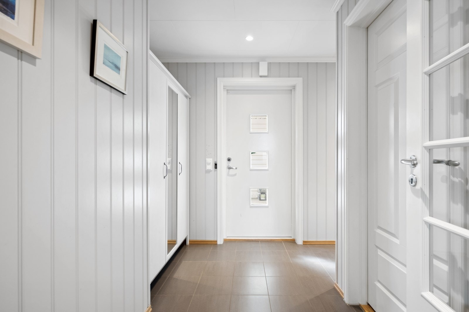 Velkommen inn - Du blir møtt av en romslig entré med garderobeskap og bod gir umiddelbart et inntrykk av organisert og funksjonelt design. Galleribilde