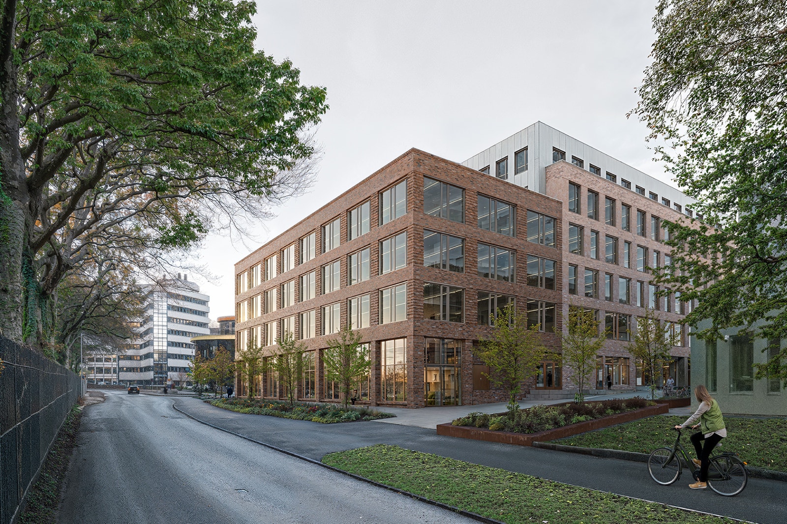 Sett fra Thormøhlensgate med Nygårdsparken til venstre og Marinegaarden til høyre. Galleribilde