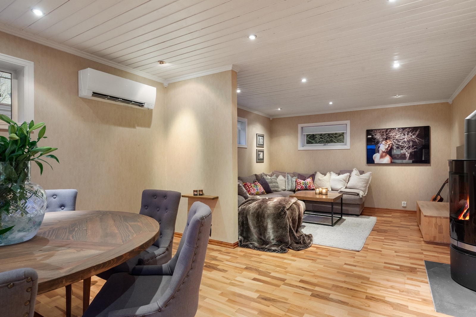 Stor stue med mage møbleringsmuligheter Galleribilde