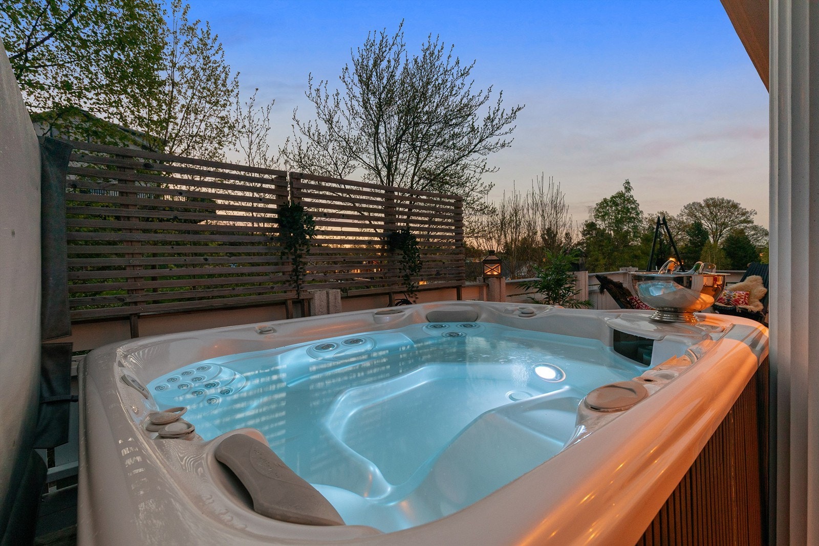 Det medfølger jacuzzi på terrassen Galleribilde