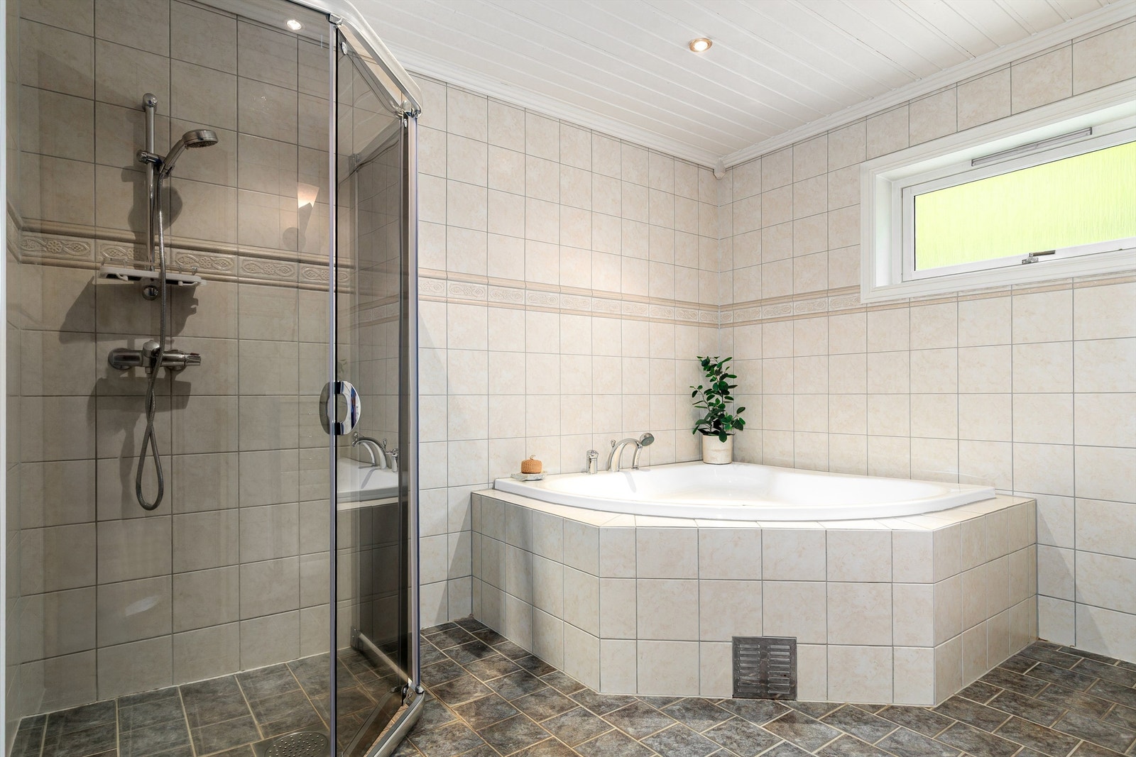 Bad i 1.et med badekar og dusj Galleribilde