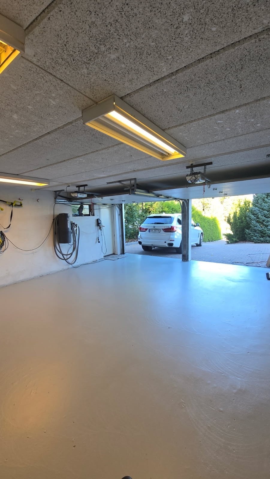 Stor garasje med plass til 2 biler og lagringsplass Galleribilde