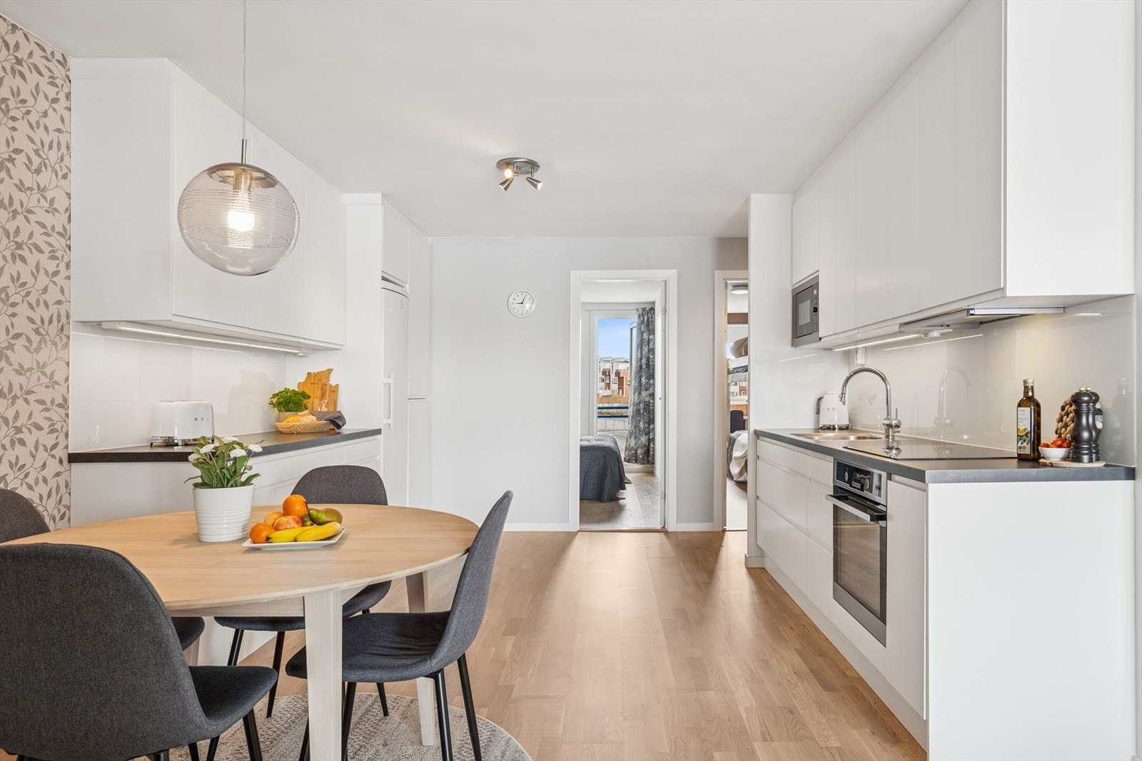 Innenfor kjøkkenet finner du gang som leder til alle soverommene, badet og den innvendige boden Galleribilde