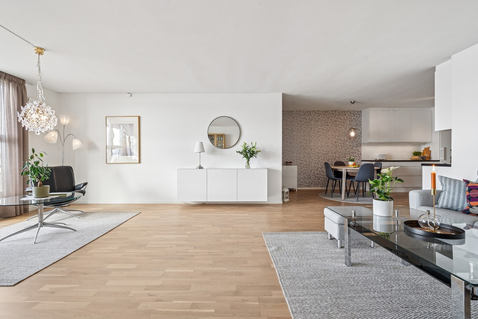 Stuen er utført med et pent gulv og for øvrig hvitmalte overflater som skaper en luftig atmosfære Galleribilde