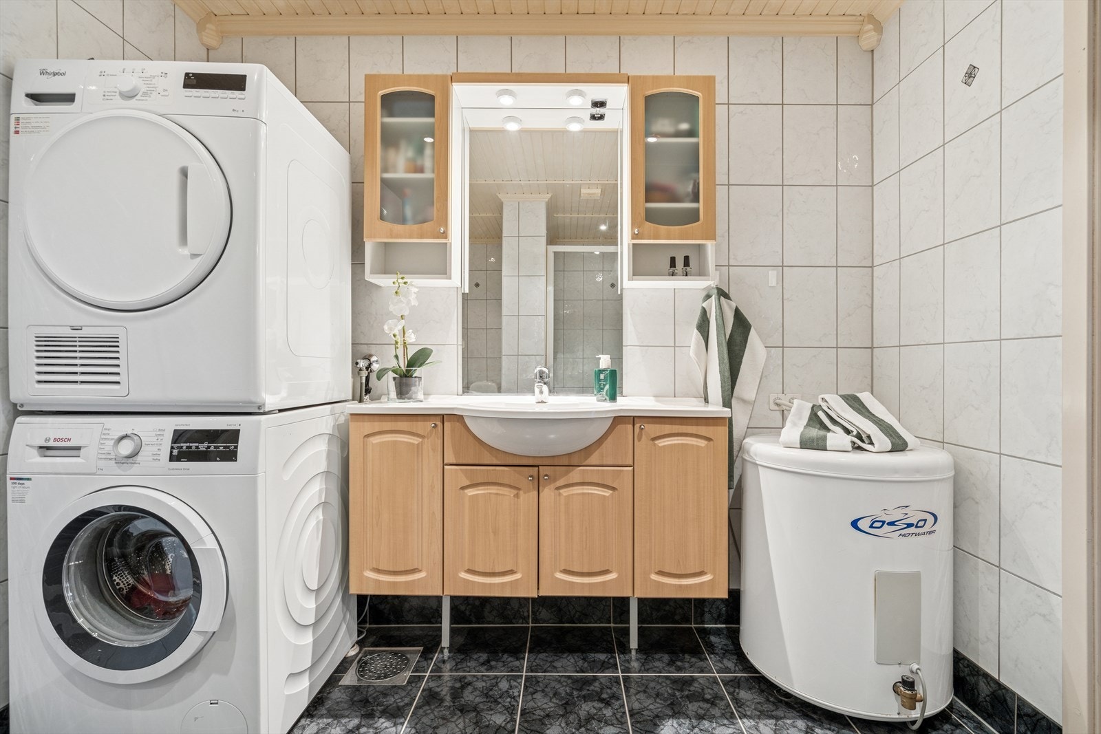 Innredningen består av servant med skap under, overskap, speil og belysning Galleribilde