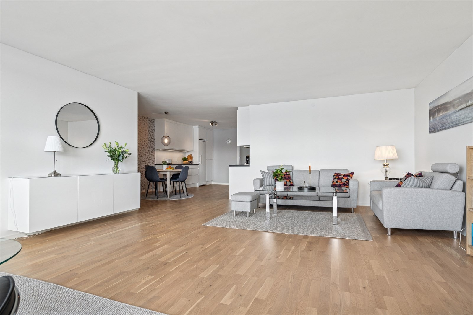 Rommet er romslig og møbleringsvennlig utformet, noe som gir deg god plass til både spisegruppe, sofakrok og stoler Galleribilde