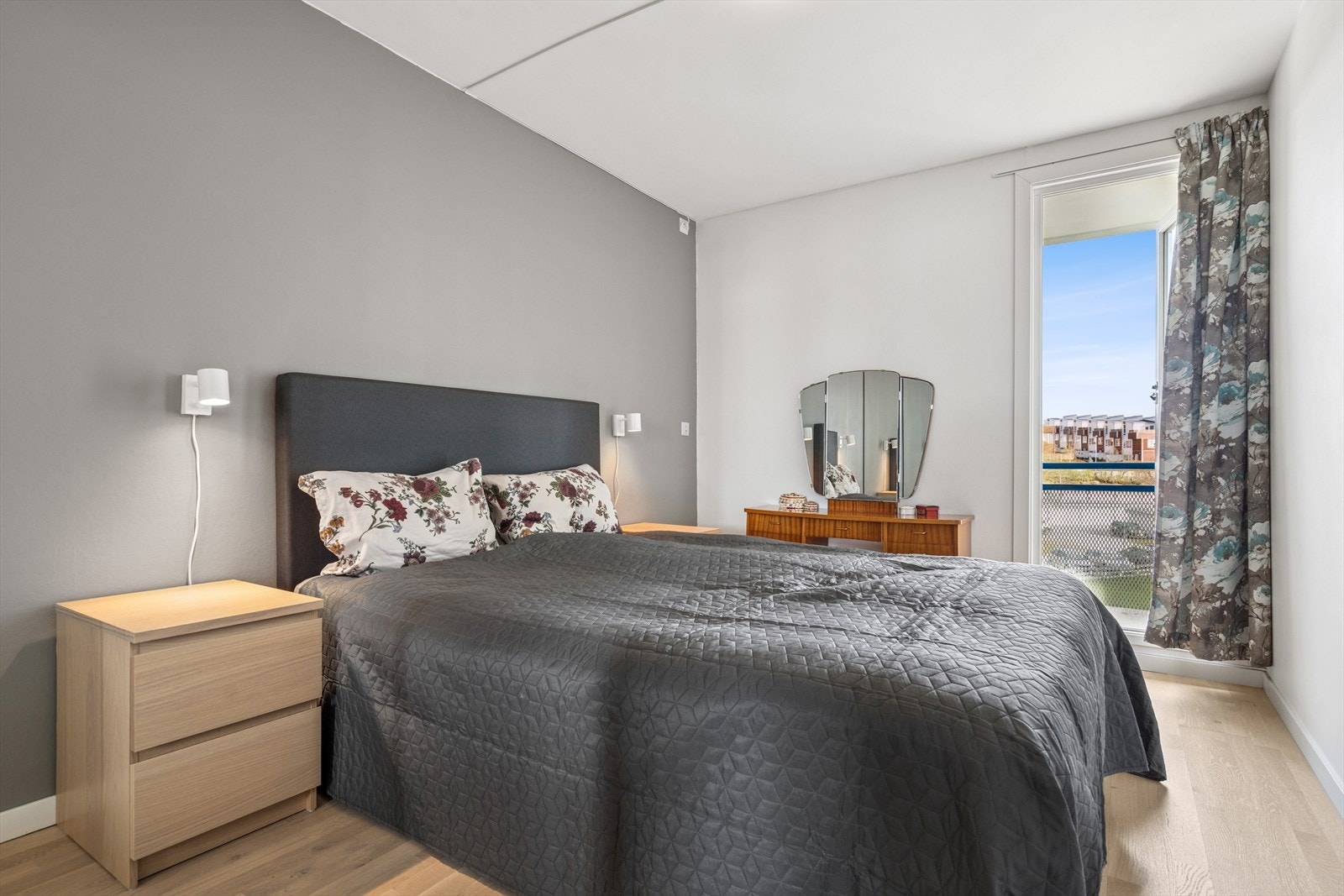 Soverom I - Rommet er utstyrt med garderobeskap m/speilfronter og har utgang til den nordvendte luftebalkongen Galleribilde