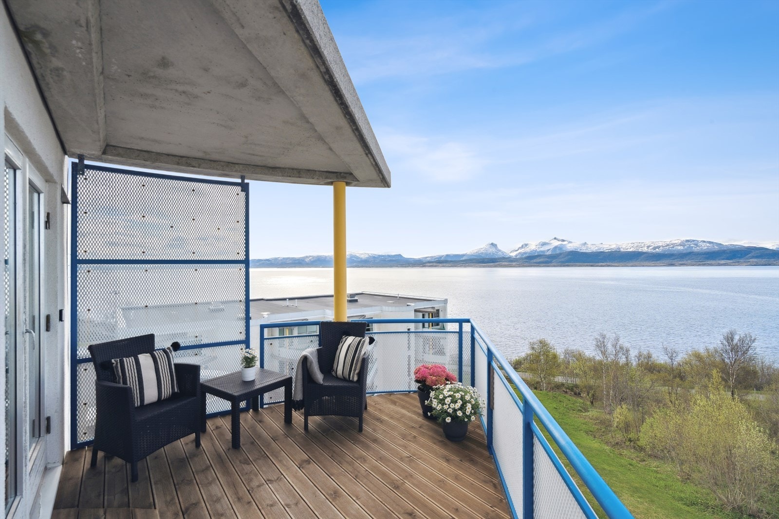 Hovedbalkongen, mot sør, er delvis overbygget og byr på god plass til utemøblement Galleribilde