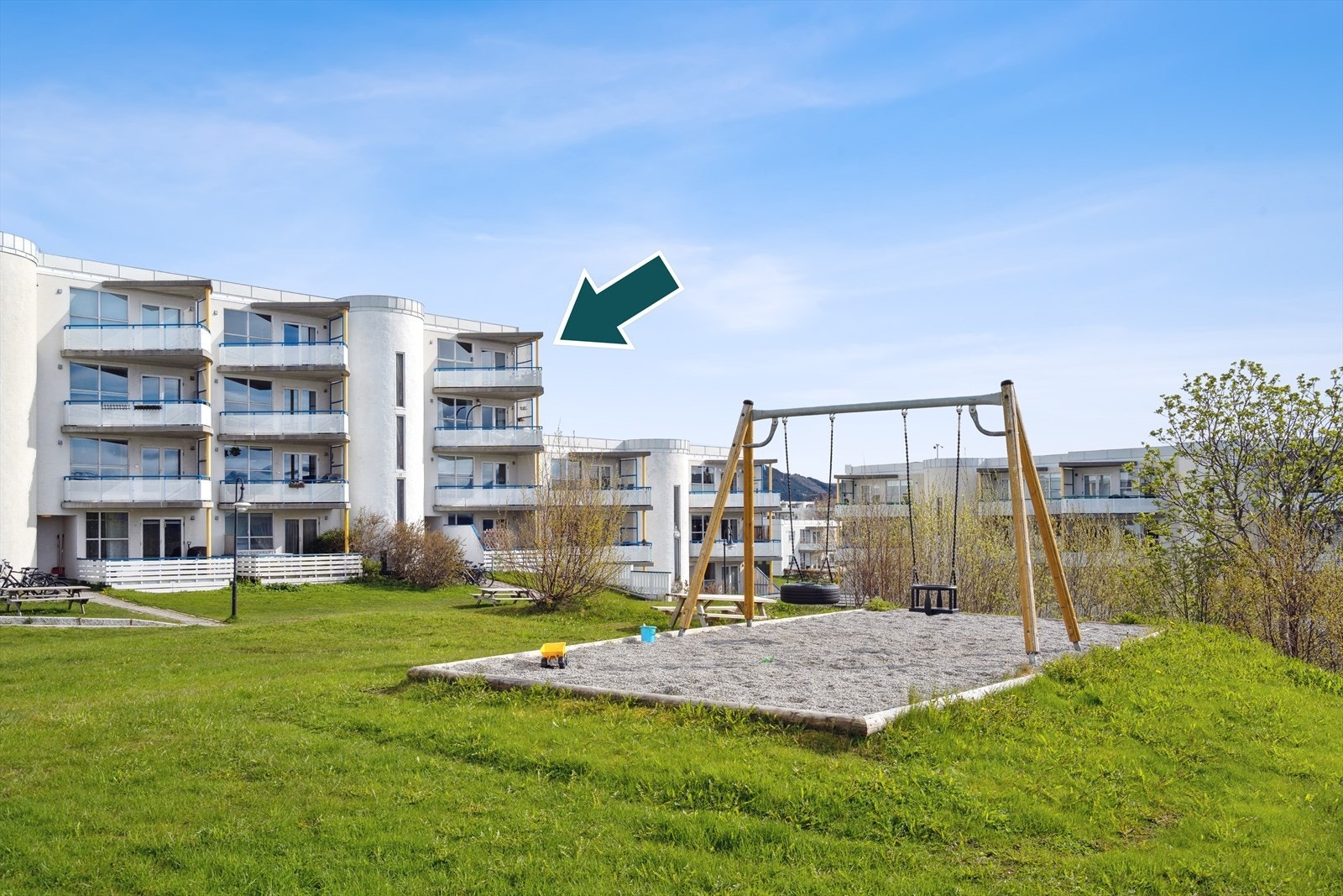 Leiligheten ligger fint plassert i 4. etasje med stue og balkong vendt mot sør, noe som gir deg gode solforhold og sjøutsikt Galleribilde