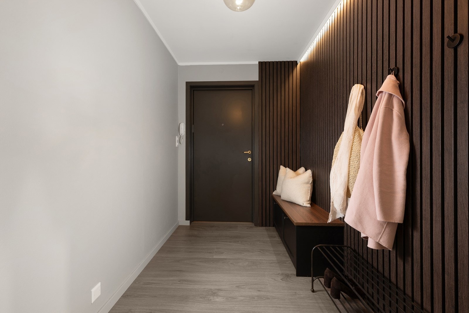 I gangen er det satt opp en spilevegg som gir en fin kontrast til de malte flatene. Her er det muligheter til å henge fra seg yttertøyet og plass til benk eller oppbevaringsmøbler. Galleribilde