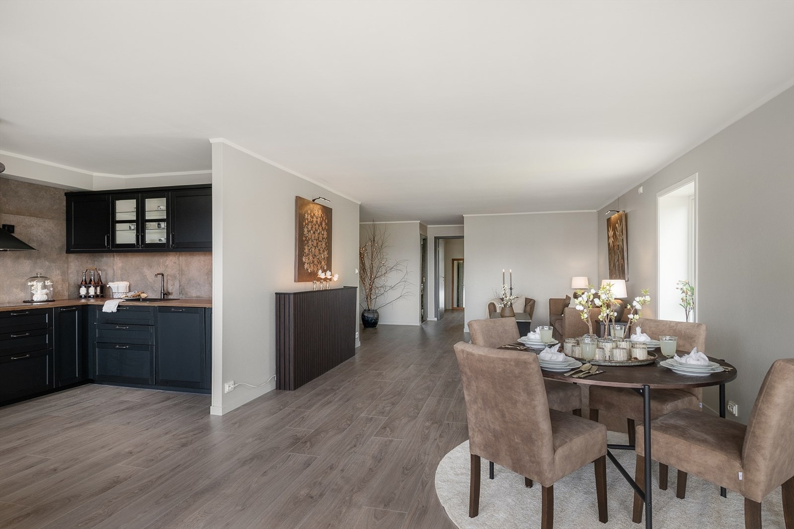 Det er fin kontakt mellom spisebordet og kjøkkenet. Galleribilde