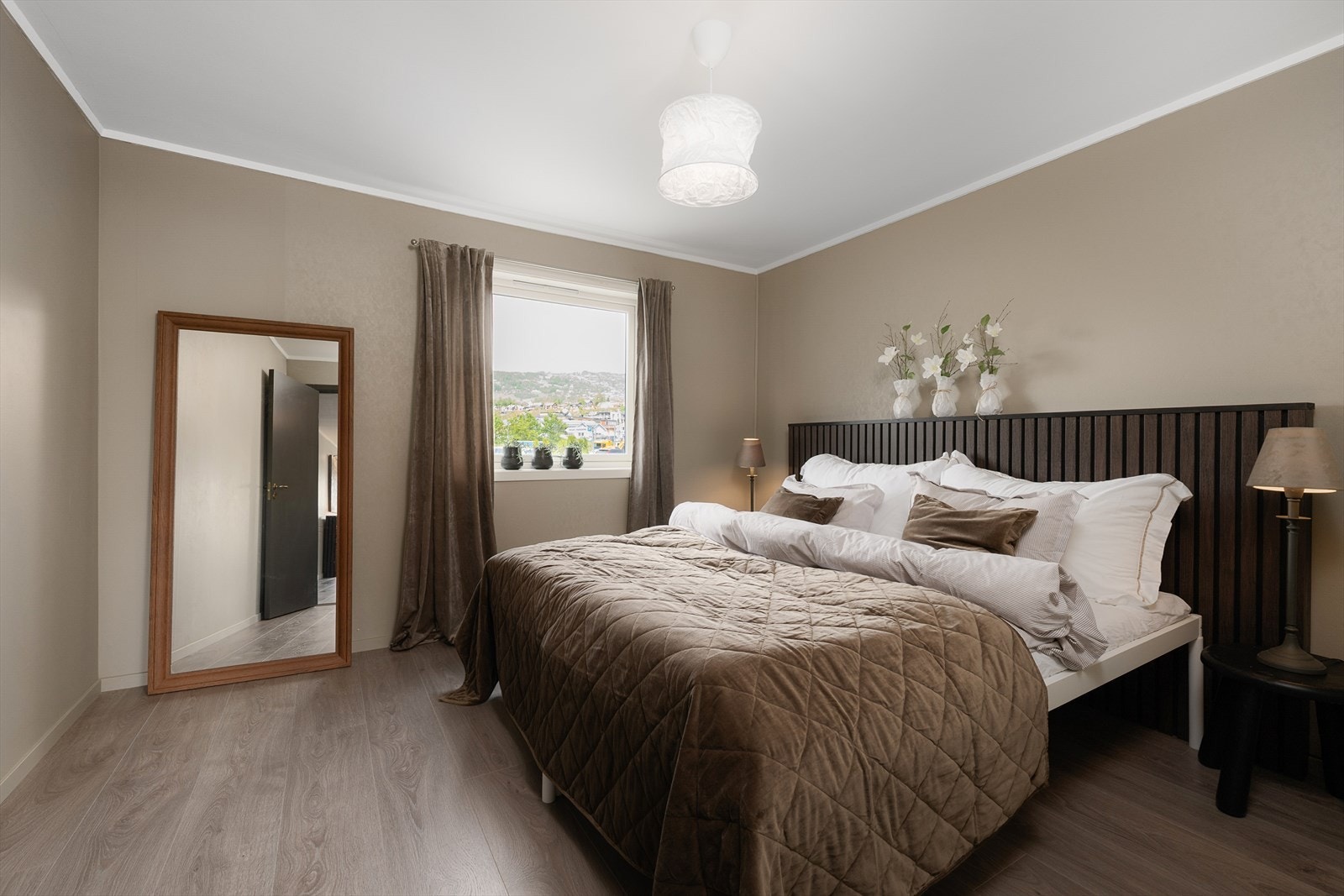 Romslig hovedsoverom med god plass til dobbeltseng. Smakfulle farge på vegene gjør rommet innbydende og lunt. Galleribilde