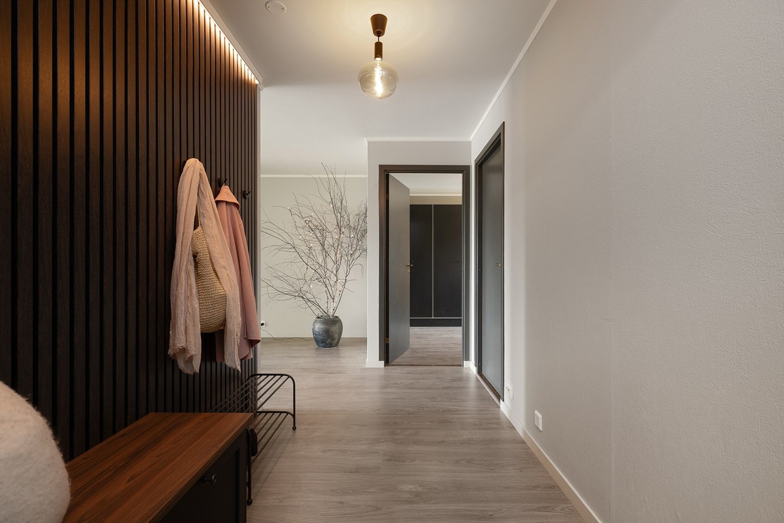 Fra gangen er det adkomst til soverommene og badet og åpent inn mot oppholdsrommet. Galleribilde