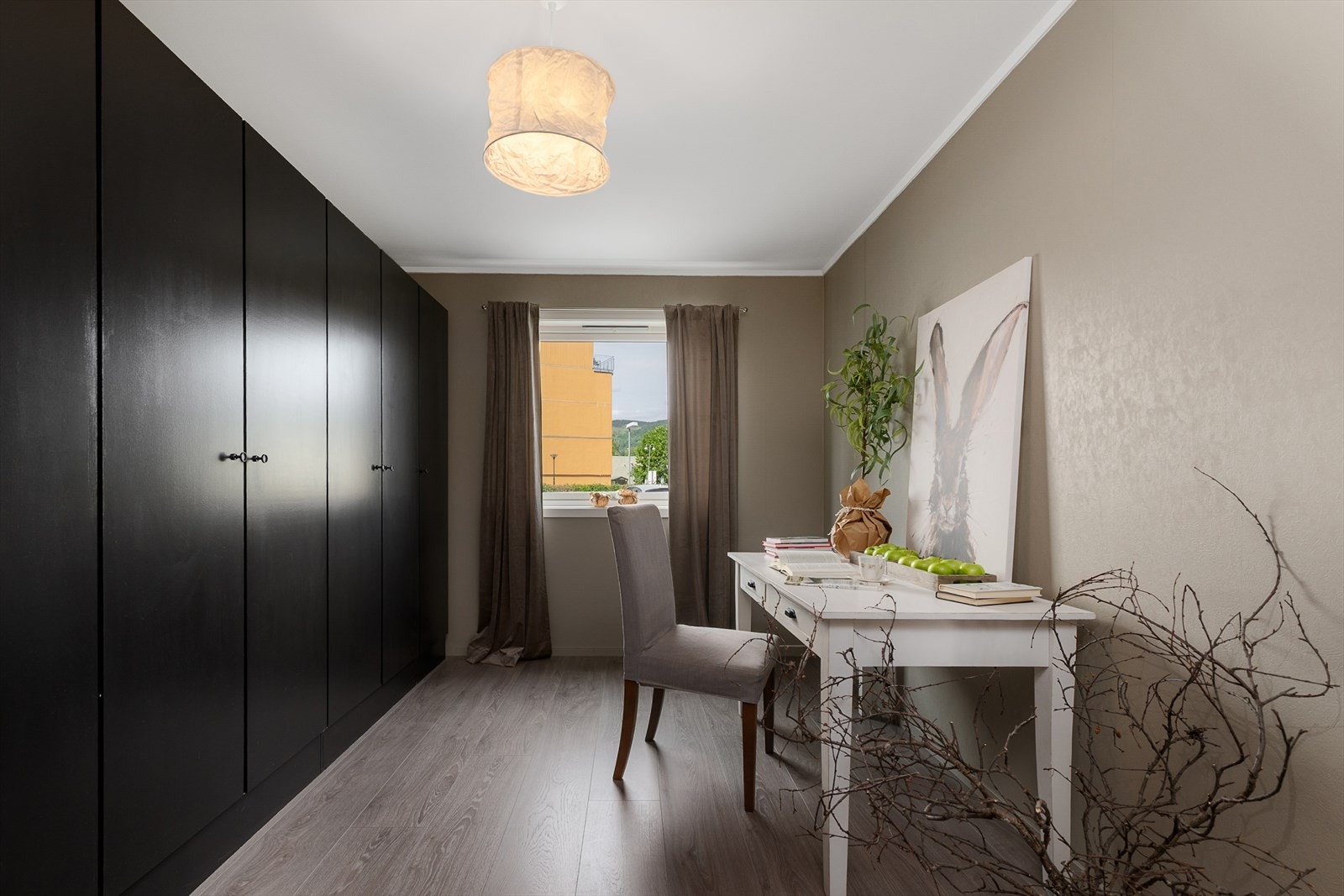 Soverom 2 er innredet som kontor og garderoberom. Malt i samme delikate fargetoner som det andre soverommet. Galleribilde